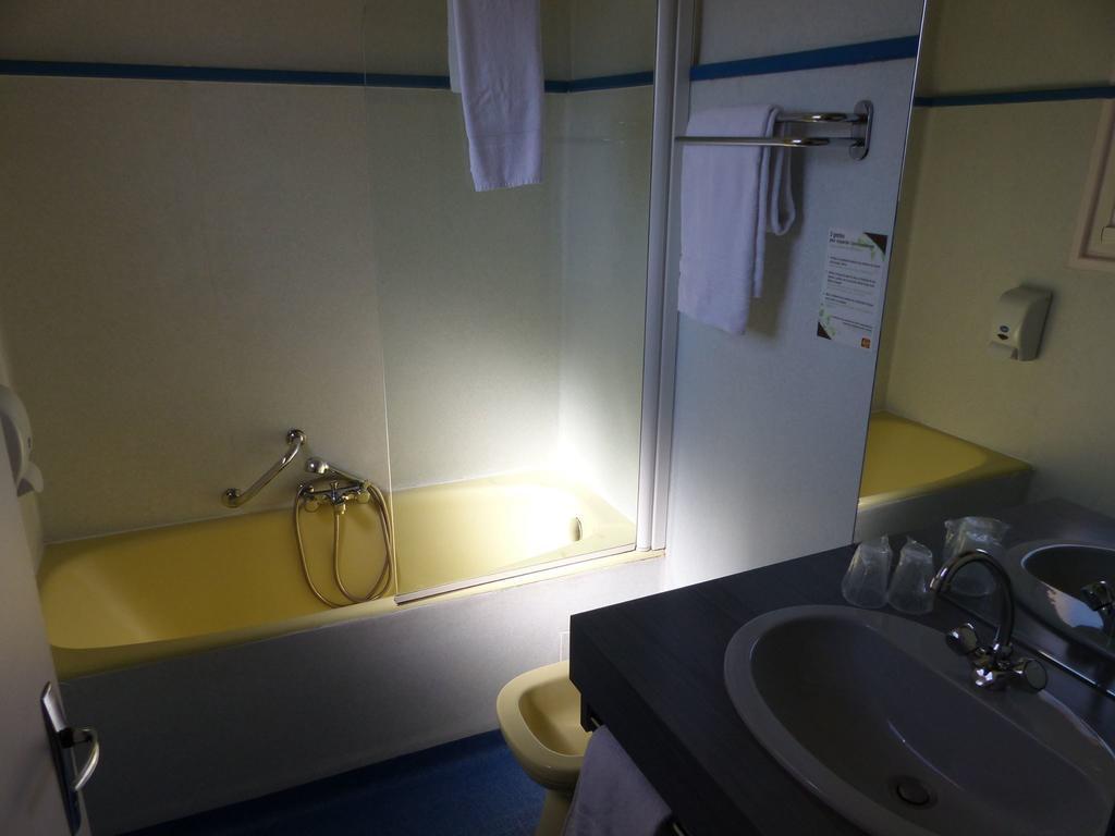 Hostellerie Du Parc Labarthe-Inard Exteriör bild